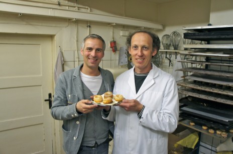 Martin Kranz mit Bäckermeister Bernd Rost in seiner Backstube...