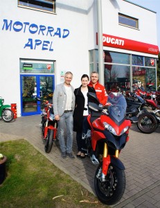 Mit Susanne Apel und ihrem Ehemann udn Geschäftsinhaber Jürgen Apel vor einer Ducati...