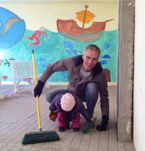 Hannah und ich beim Kehren des Kinderpavillons in unserer KITA.