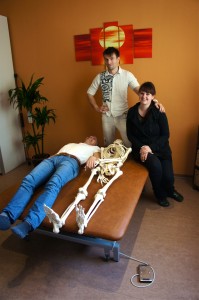 Mit Egon dem II. auf der Behandlungsliege von Thomas und Anne Escherich in ihrer Physiotherapiepraxis Ting in Gaberndorf.