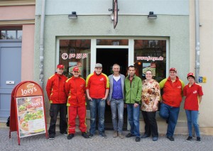 mit Martin, Stefan, Sherif, dem Inhaber Khemisti Ziad und seiner Ehefrau Simone, David und Franzi vor joeys Pizzazentrale.